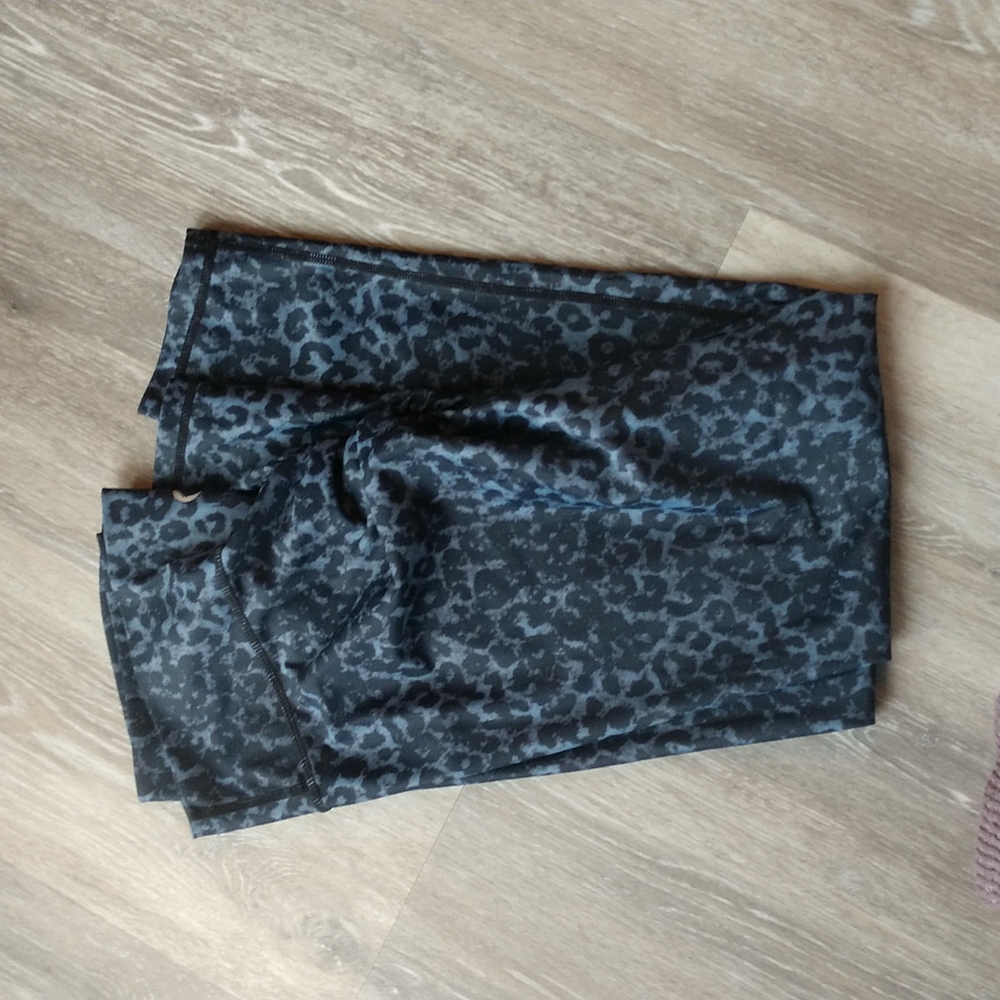 Zyia stone leopard print scrunchy butt leggings, size 12